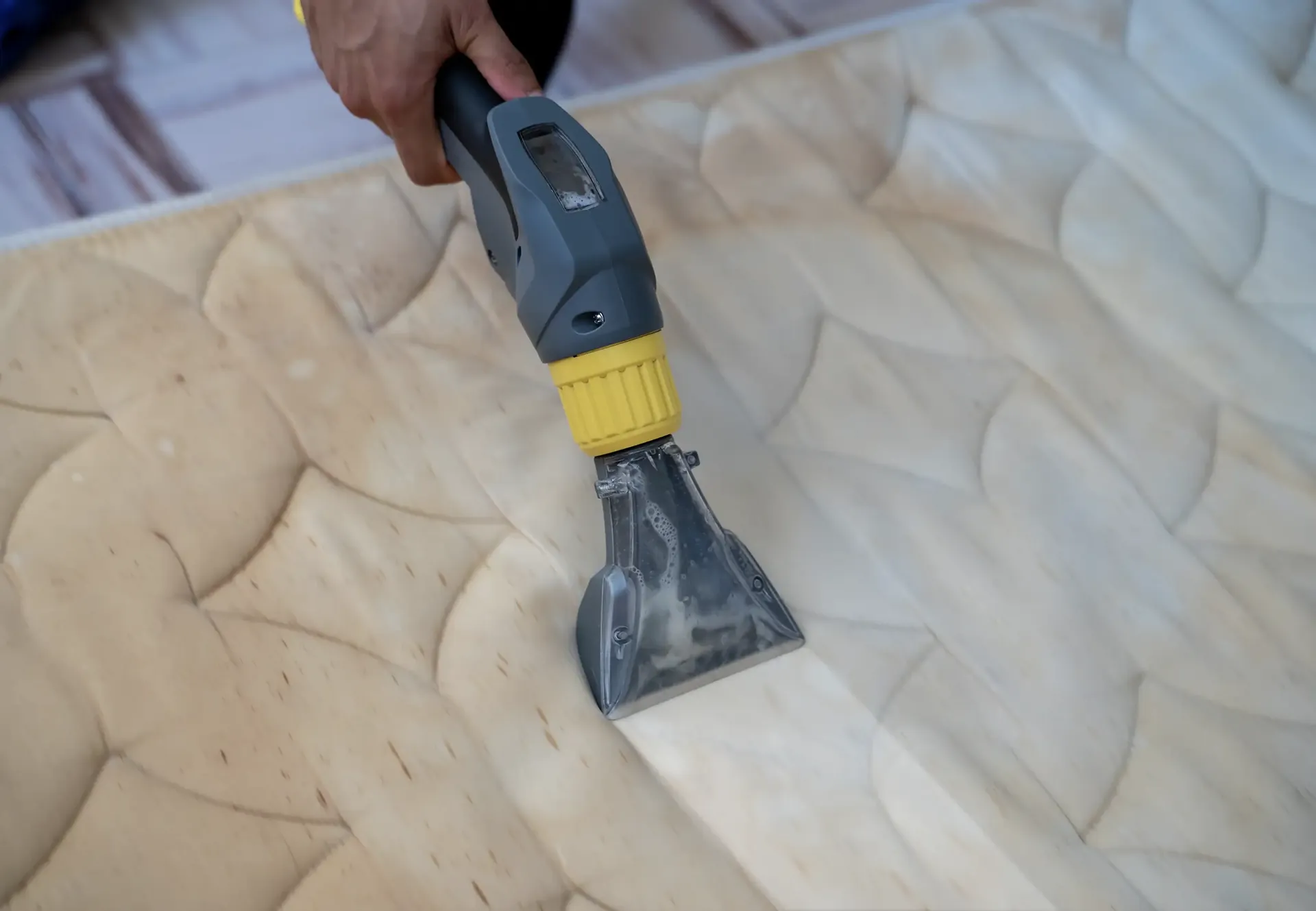 Tepovanie matraca extrakčnou hubicou