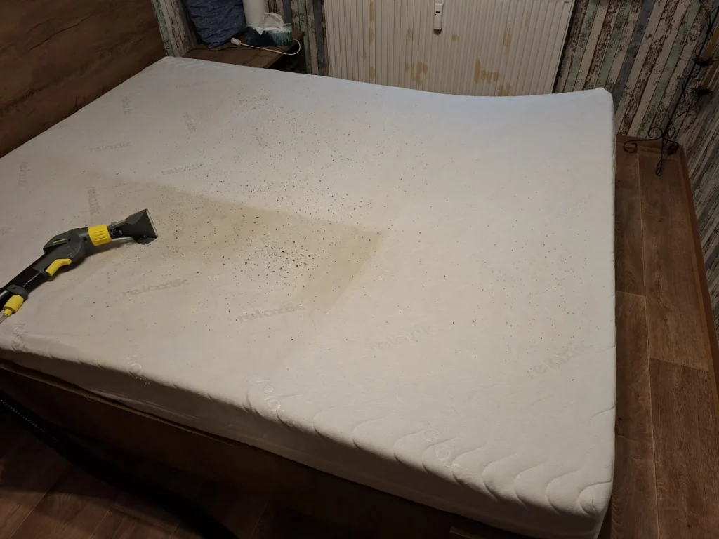 Biely matrac počas čistenia, polovica už vyčistená